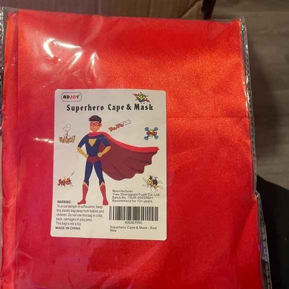 Red cape - Picture 2 of 3